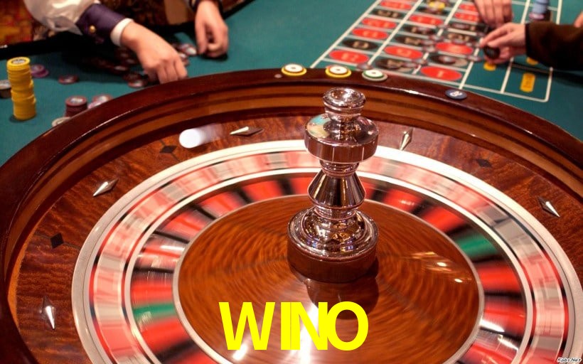 Escena dinámica inspirada en casino con iluminación WINO, cartas, fichas e íconos de juegos digitales en un espacio moderno de juegos.